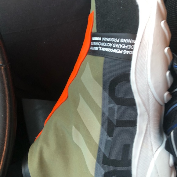 Adidas GSG9-UNDEFEATED - Picture 4 of 8